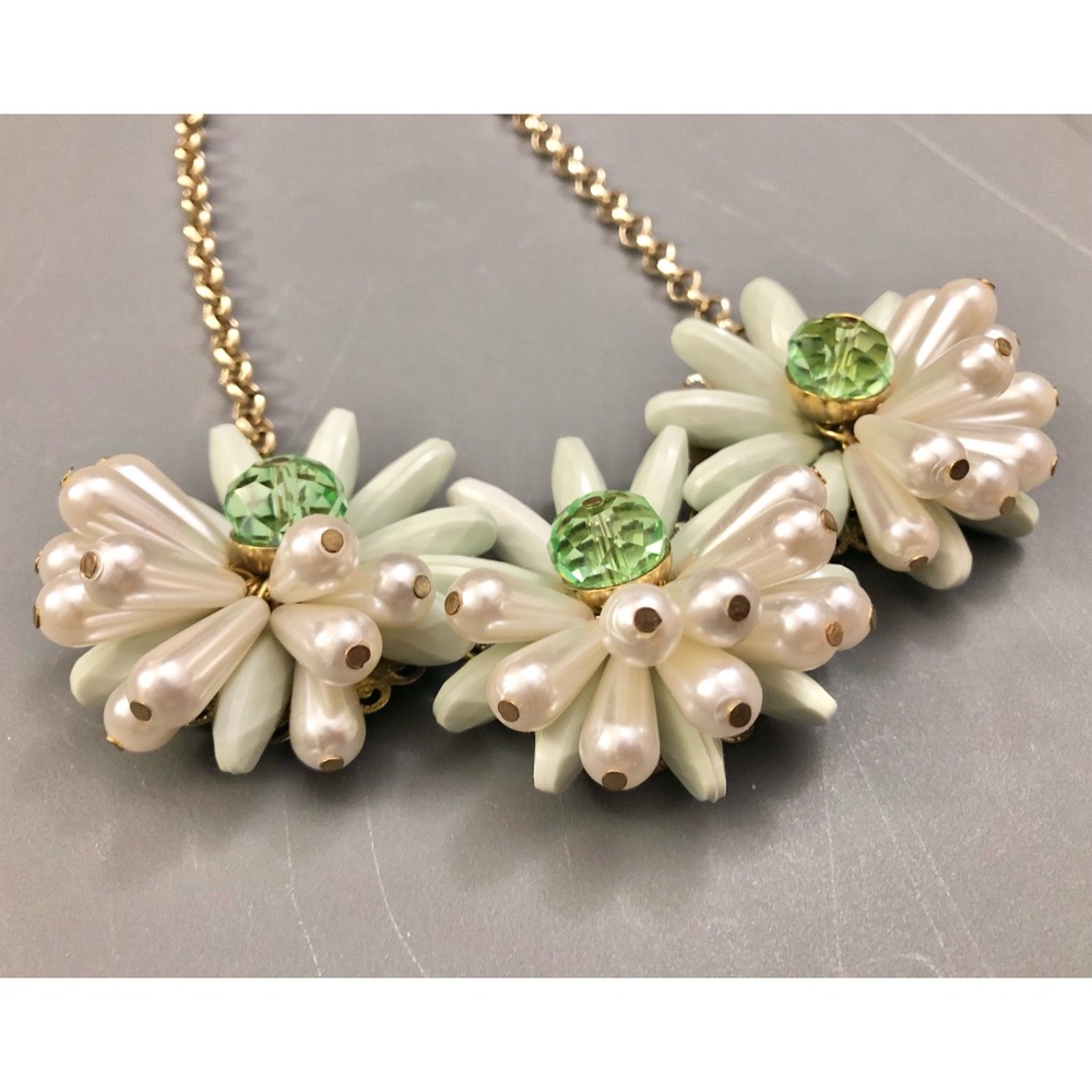 💜 2/$25 Flower Statement Necklace - Picture 4 of 9